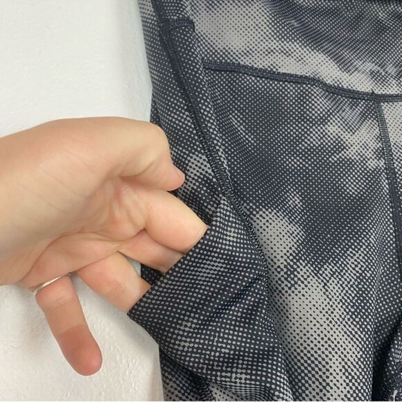 Athleta Ultimate Stash Pocket Printed Capri M - Picture 8 of 10